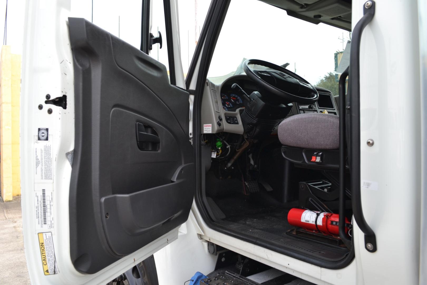 2018 WHITE /BLACK INTERNATIONAL 4300 with an CUMMINS ISB 6.7L 240HP engine, ALLISON 2500RDS AUTOMATIC transmission, located at 9172 North Fwy, Houston, TX, 77037, (713) 910-6868, 29.887470, -95.411903 - Photo#17